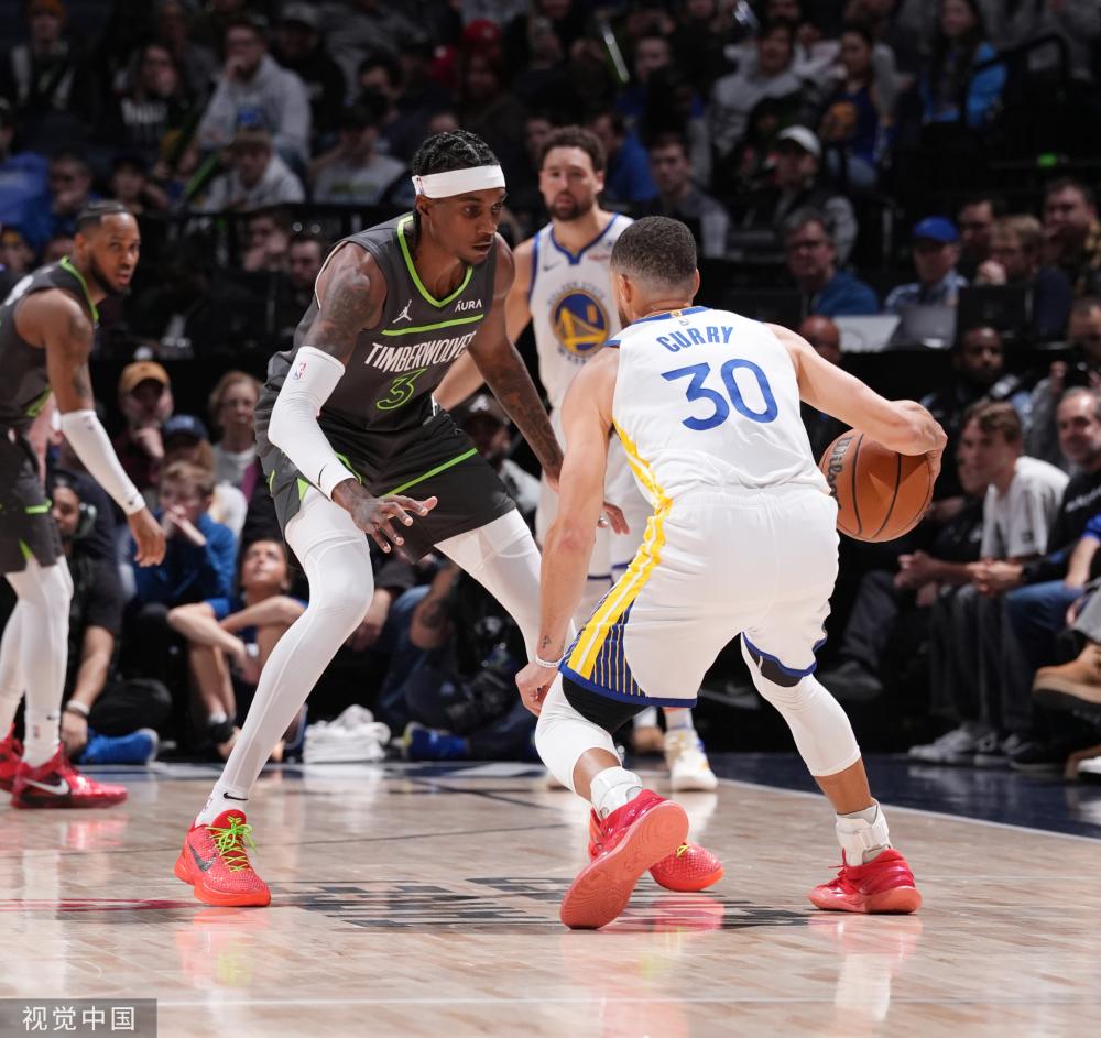 与球迷之间 与球迷之间